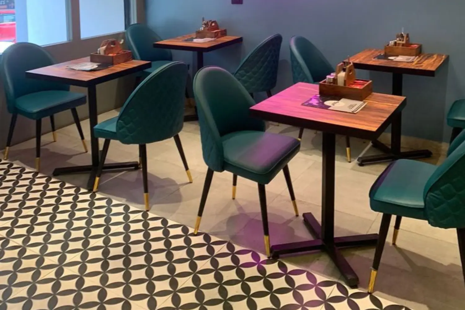 restaurant and cafe furnitures, restaurant and cafe furniture in ahmedabad